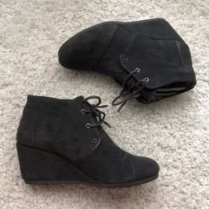 Tom’s desert wedge bootie in taupe gray